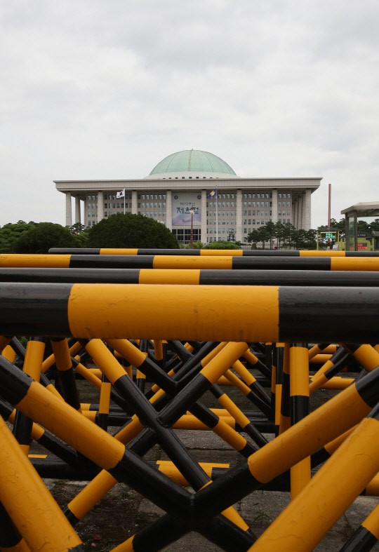 21대 국회가 13일 지각 개원식 부문에서 기존 기록을 넘어섰다. 서울 여의도 국회 정문에 바리케이드가 설치돼 있는 모습.   연합뉴스